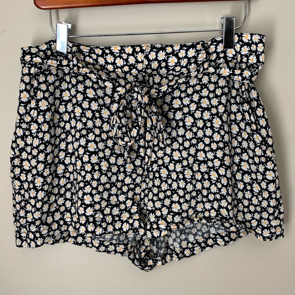 Daisy Print Shorts w/ Tie Belt